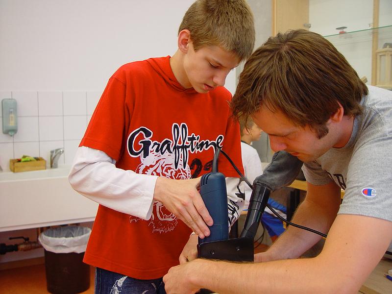 Projekt Theke20.JPG - Robin und Herr Hubrich bei der Arbeit mit der Fräse.